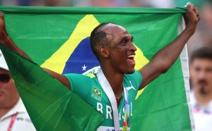Alison dos Santos, campeão mundial nos 400 metros com barreira x atletismo