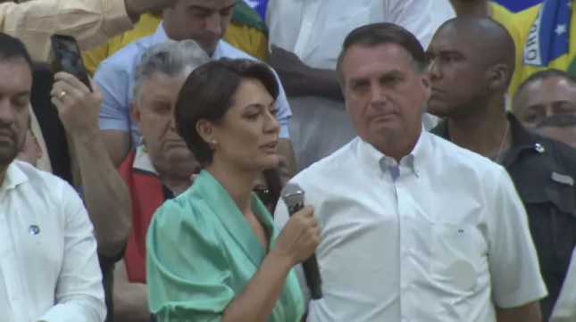 Michelle Bolsonaro e Jair Bolsonaro na convenção nacional do PL