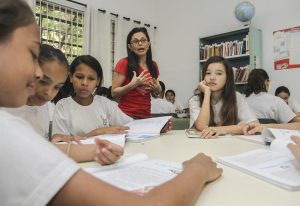 sala de aula x estudantes x professora x escola