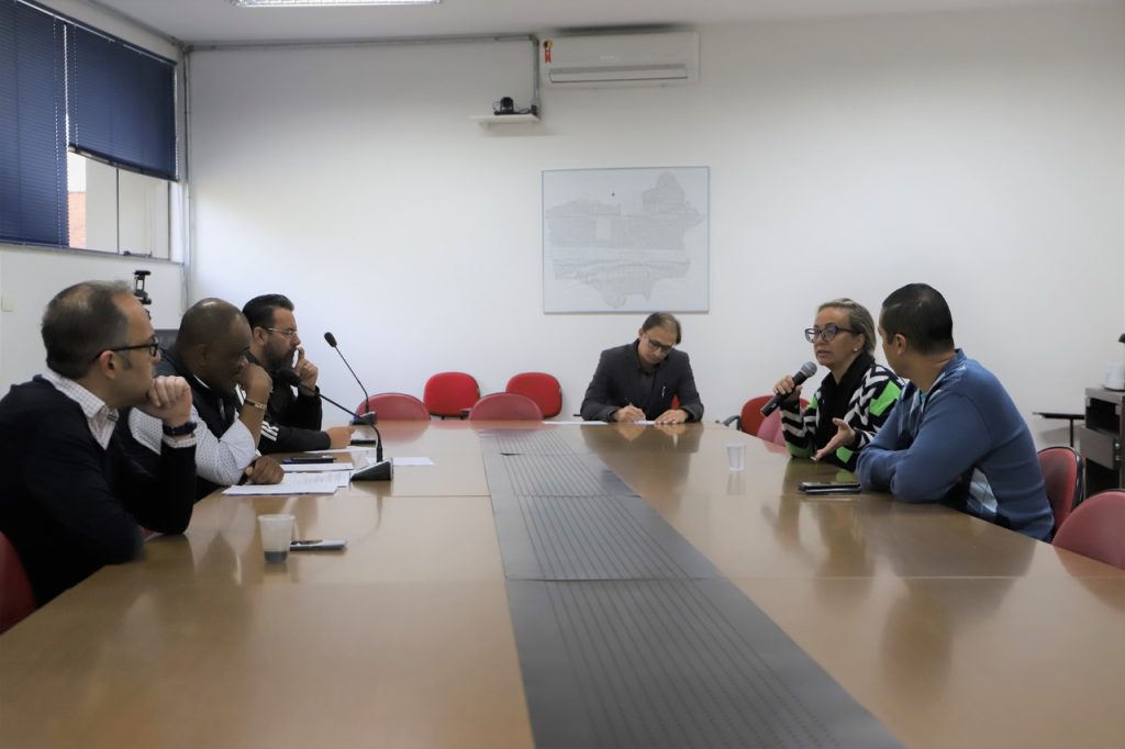 secretária municipal de Meio Ambiente, Andreia de Oliveira Assis, em reunião com os vereadores