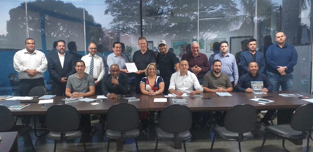 Camargo e vereadores na entrega do Plano de Desenvolvimento Estratégico de Arujá