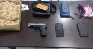 simulacro de arma e itens roubados