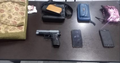 simulacro de arma e itens roubados