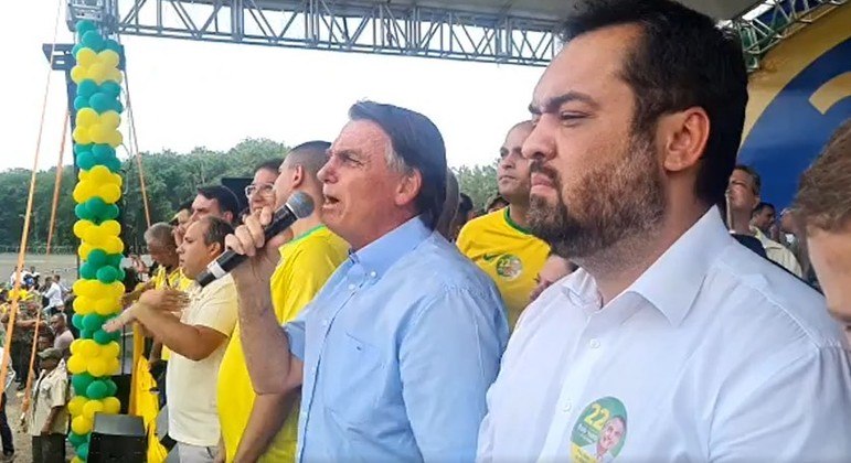 Bolsonaro e Claudio Castro em comício no Rio