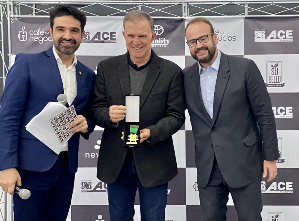 Camargo recebe prêmio da ACE-Guarulhos
