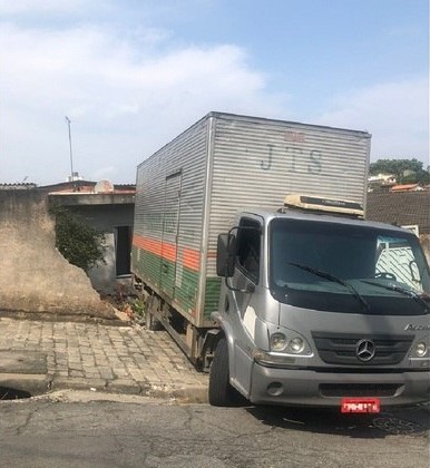 Caminhão derruba muro de residência