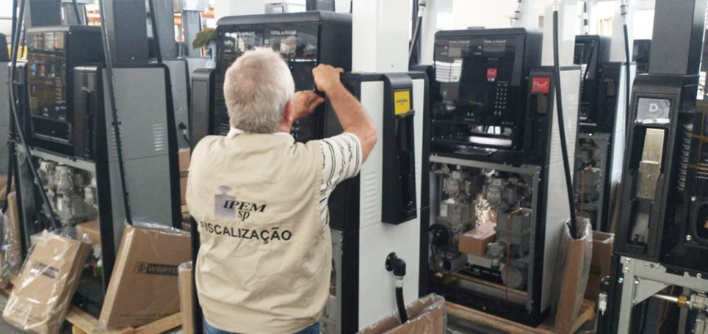 Ipem verifica bombas medidoras de combustíveis em Arujá