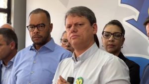 Tarcísio de Freitas recebe apoio do PSDB municipal