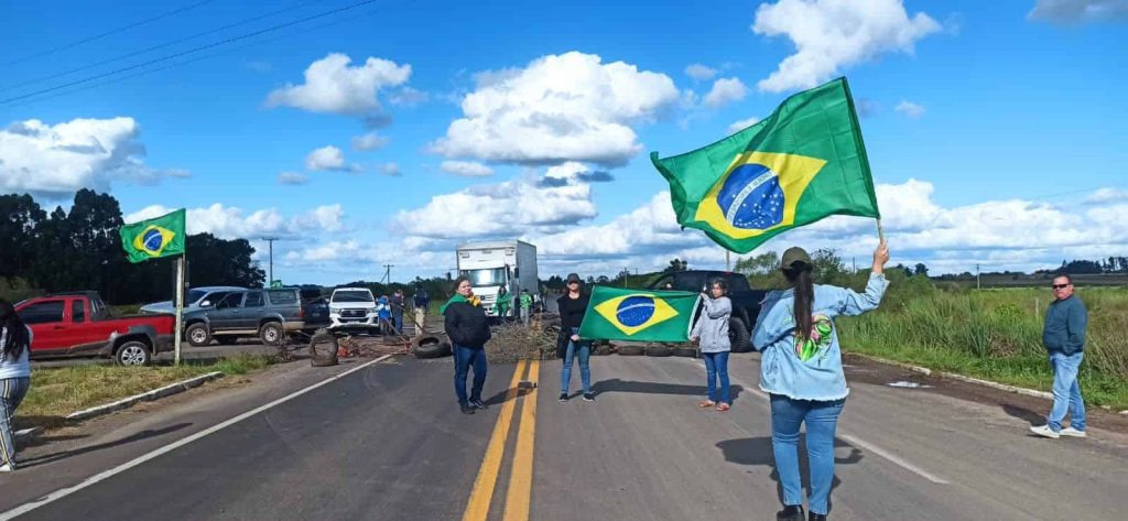 Bloqueio de rodovia por manifestantes a favor de um golpe militar