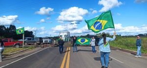 Bloqueio de rodovia por manifestantes a favor de um golpe militar