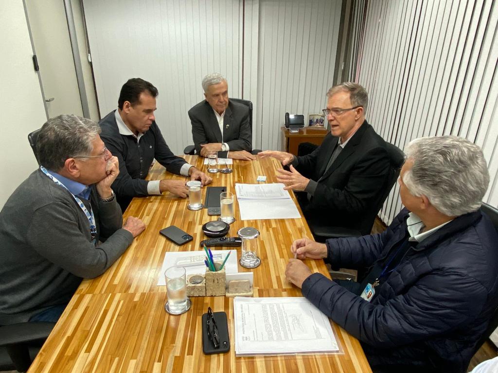Camargo em reunião na Sabesp