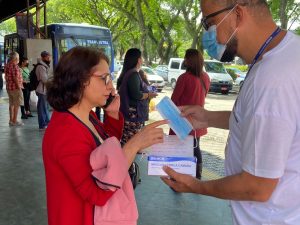 Entrega de máscara no Terminal Rodoviário