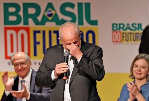 Lula chora ao falar da volta da fome