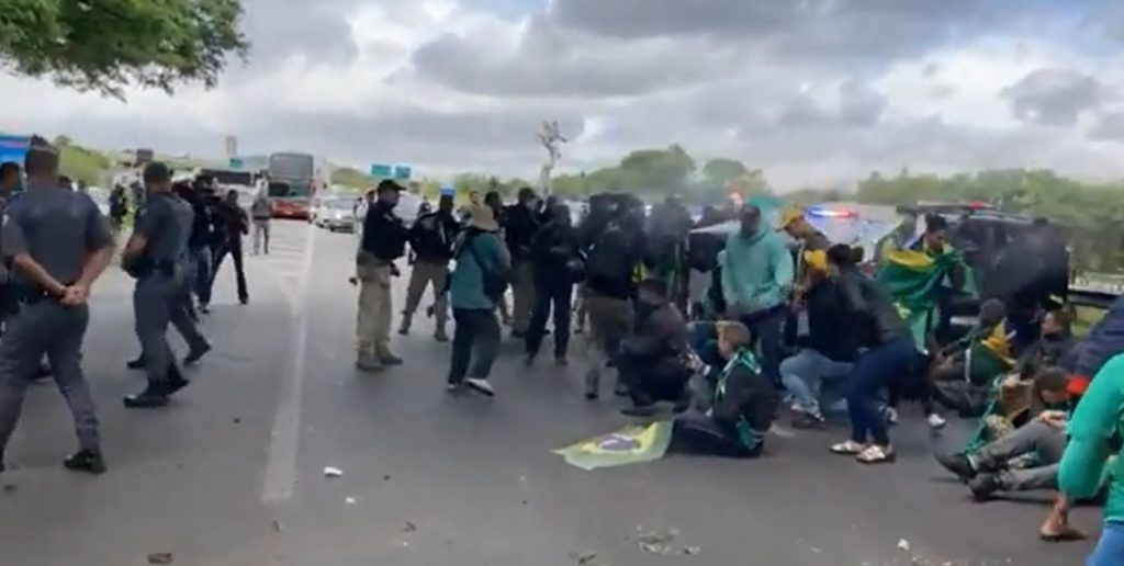 PRF usa gás de pimenta contra caminhoneiros bolsonaristas