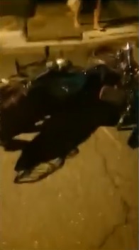 moto de entregadora derrubada
