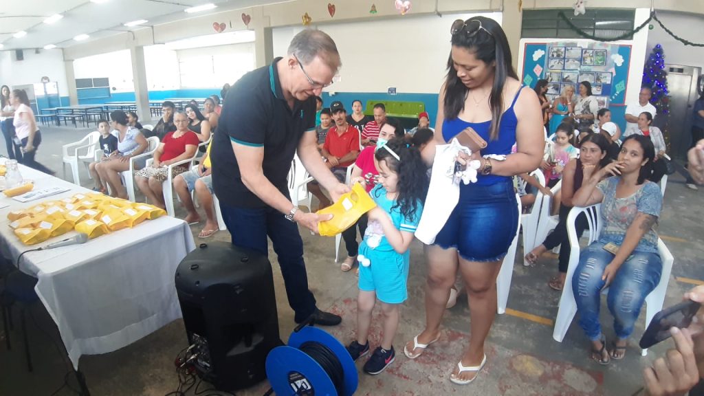 Camargo entrega óculos para aluna da rede municipal