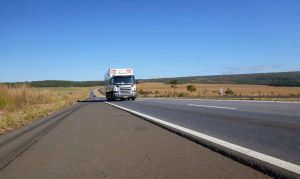 Caminhão em rodovia