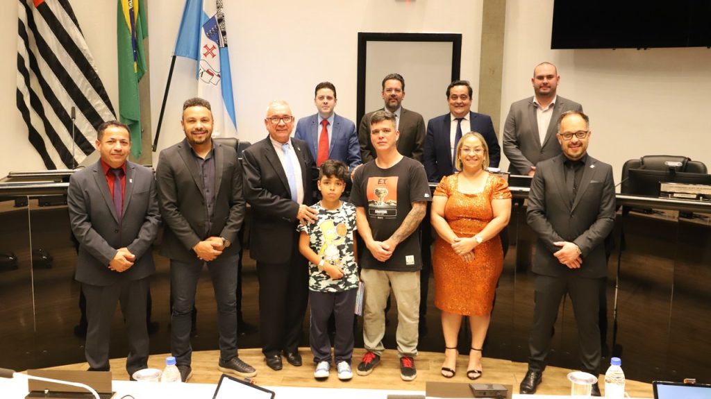 Skatista Luciano Mass é homenageado na Câmara de Arujá