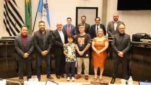 Skatista Luciano Mass é homenageado na Câmara de Arujá