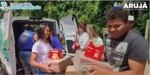 entrega de panetones pelo Fundo Social de Solidariedade