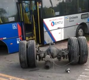 ônibus com eixo quebrado