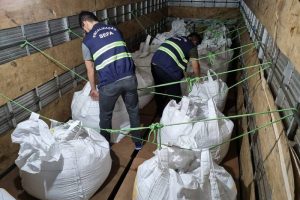 Fiscais da Coordenação do Itinga durante a apreensão de cassiterita
