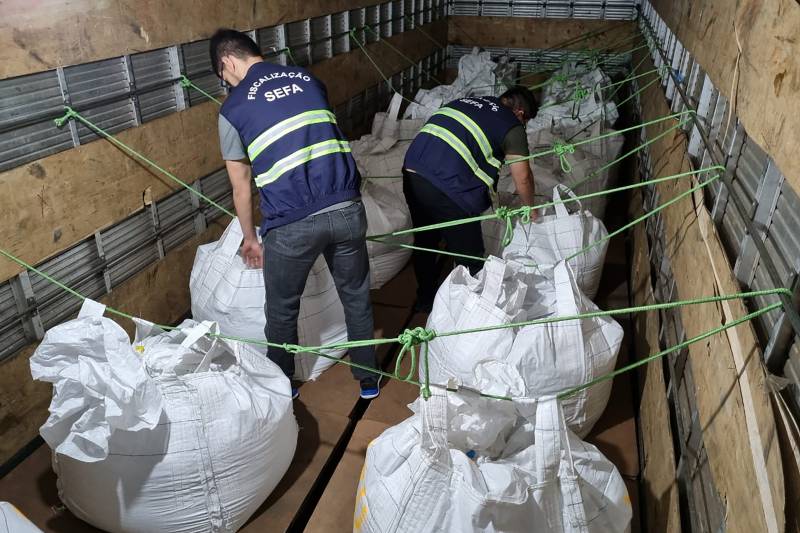 Fiscais da Coordenação do Itinga durante a apreensão de cassiterita