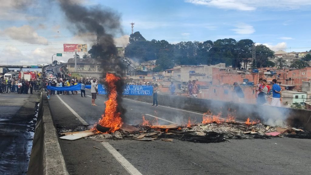 Manifestantes queimam pneus e fecham via Dutra em Guarulhos