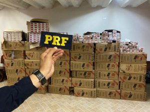 maços de cigarro apreendidos pela PRF