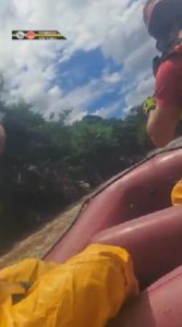Bombeiros procuram corpo de vítima de capotamento