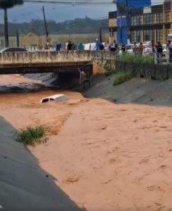 Carro cai no córrego da avenida Mário Covas
