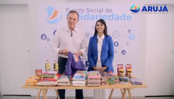 Luis Camargo e Clau Camargo, com alimentos doados para o Fundo Social
