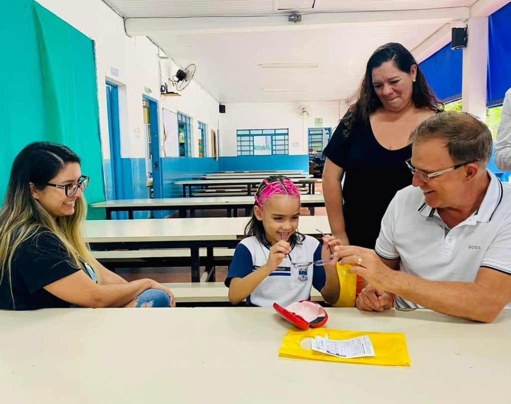 Camargo entrega óculos no programa Saúde nas Escolas