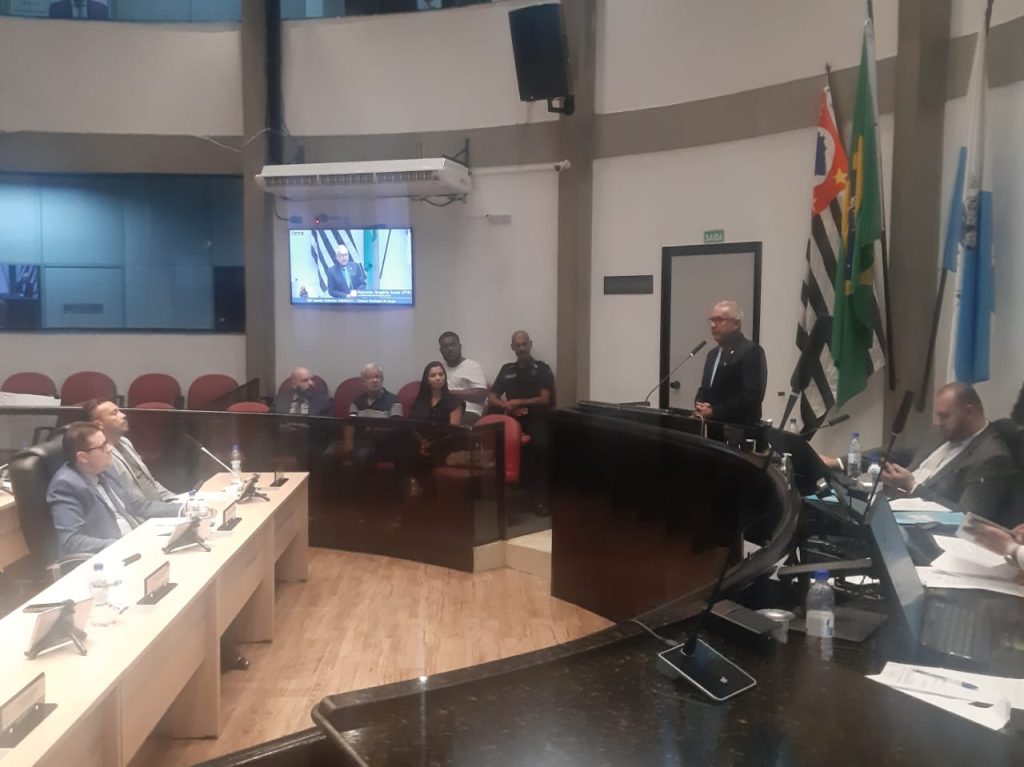 Ewerton Camargo e Clau Camargo na sessão da Câmara de Arujá