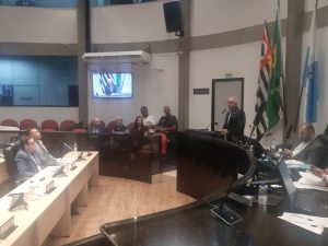 Ewerton Camargo e Clau Camargo na sessão da Câmara de Arujá