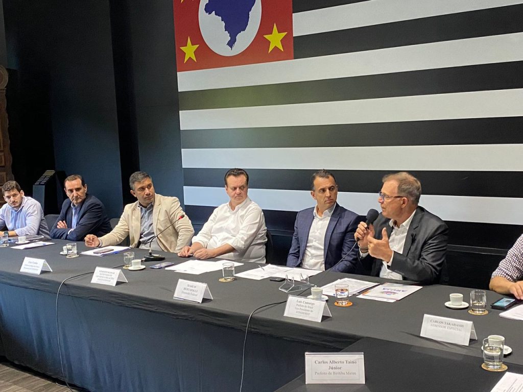Luis Camargo apresenta demandas a Gilberto Kassab
