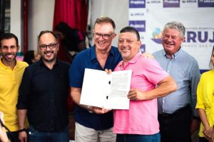 Luis Camargo entrega título de legalização fundiária