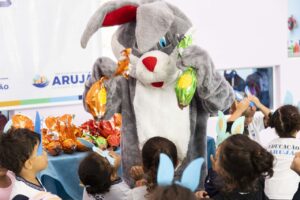 Coelho entrega ovos de páscoa às crianças nas escolas