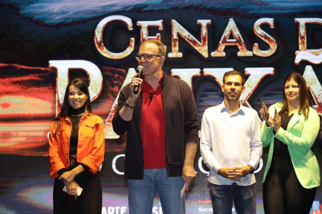 Luis Camargo em discurso antes do teatro da Paixão de Cristo