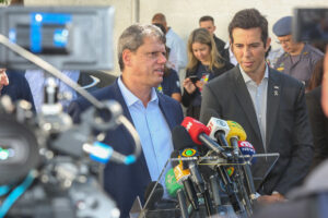 Tarcísio de Freitas visita escola
