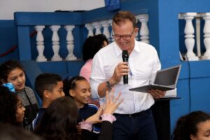 Entrega de tablets nas escolas municipais