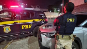 PRF recupera carro roubado