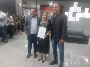 Paula Fernandes, da Yellow Imóveis, com Rafael Laranjeira e Uelton Almeida