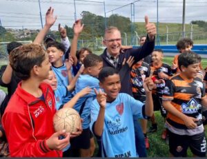 Luis Camargo inaugura campo sintético na Praça da Juventude