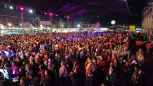 Publico-no-show-de-Gian-e-Giovani-no-aniversario-de-Aruja