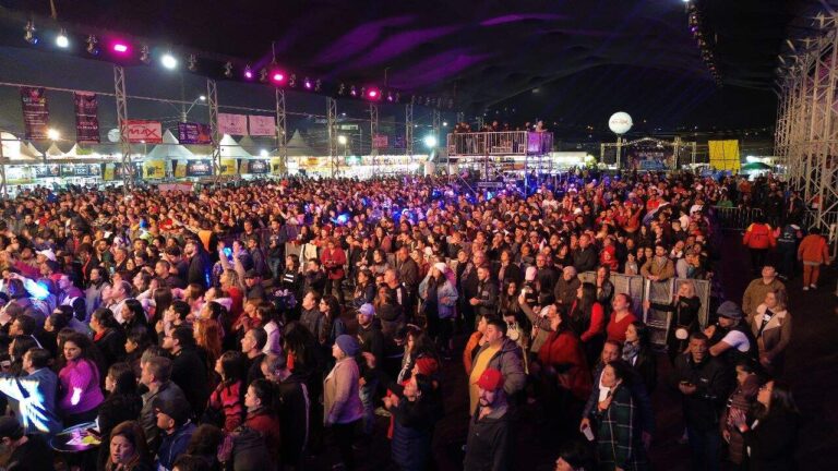Publico-no-show-de-Gian-e-Giovani-no-aniversario-de-Aruja