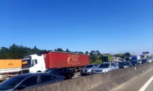 Trânsito na rodovia Presidente Dutra, em Arujá