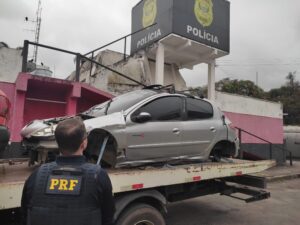veículo abandonado na Via Dutra