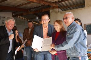 Camargo entrega títulos de regularização fundiária no São Bento