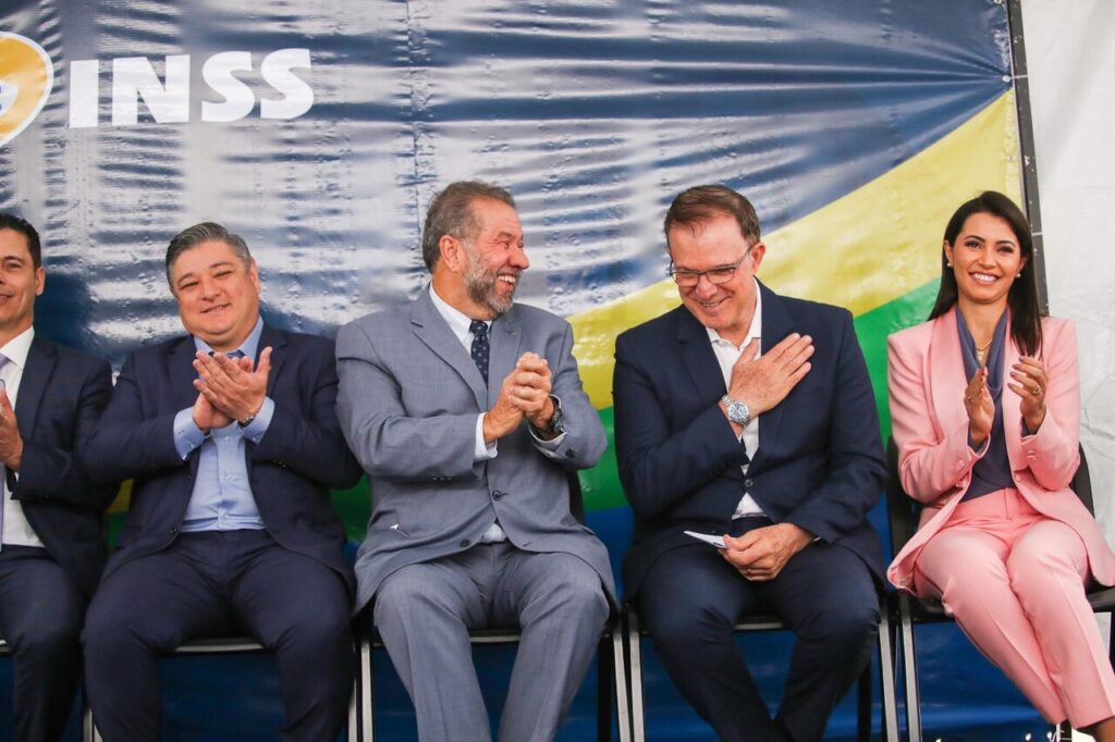 Carlos Lupi, ministro da Previdência Social, e Luis Camargo, prefeito de Arujá